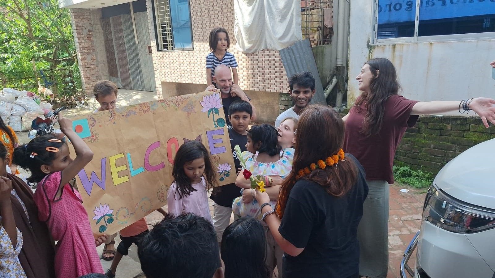 “Hashte dekho”: guardami sorridere. “Bhule jao tumi bastobota?” Hai dimenticato la realtà?